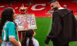محمد صلاح يودع ملعب ليفربول رفقة ابنتيه مكة وكيان.